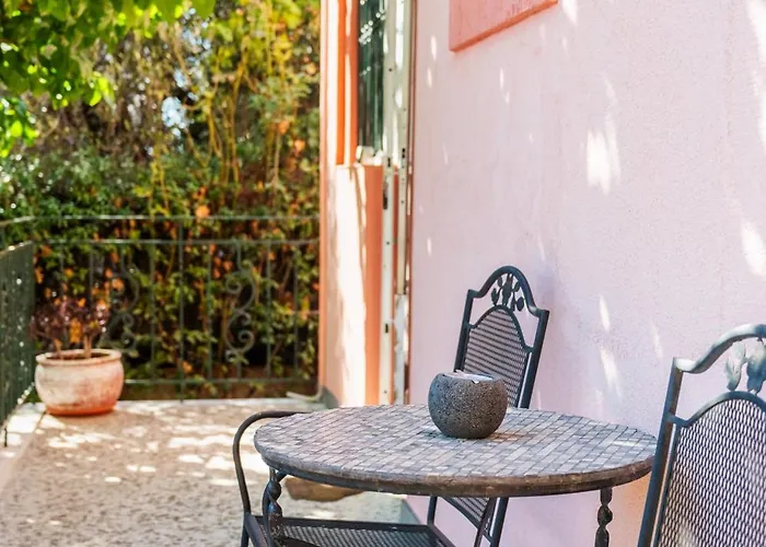 Lovely Family Garden House * Athens